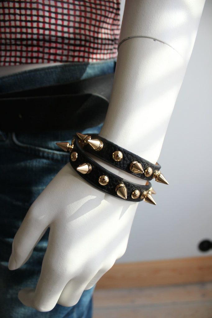 Armband met gouden spikes